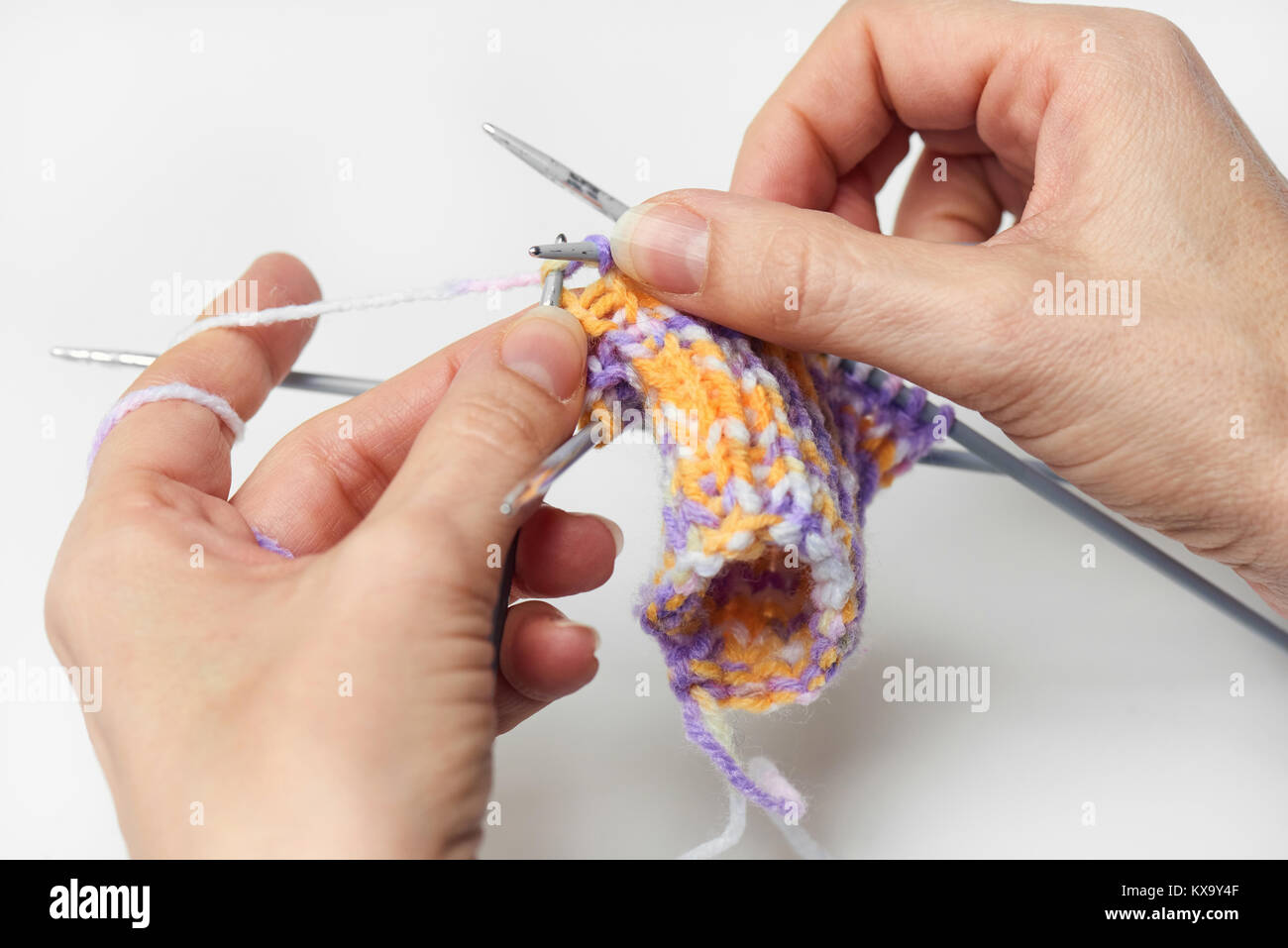 Junge Frau Stricken - Knitting Inspiration ist immer zur Hand - auf weißem Hintergrund Stockfoto