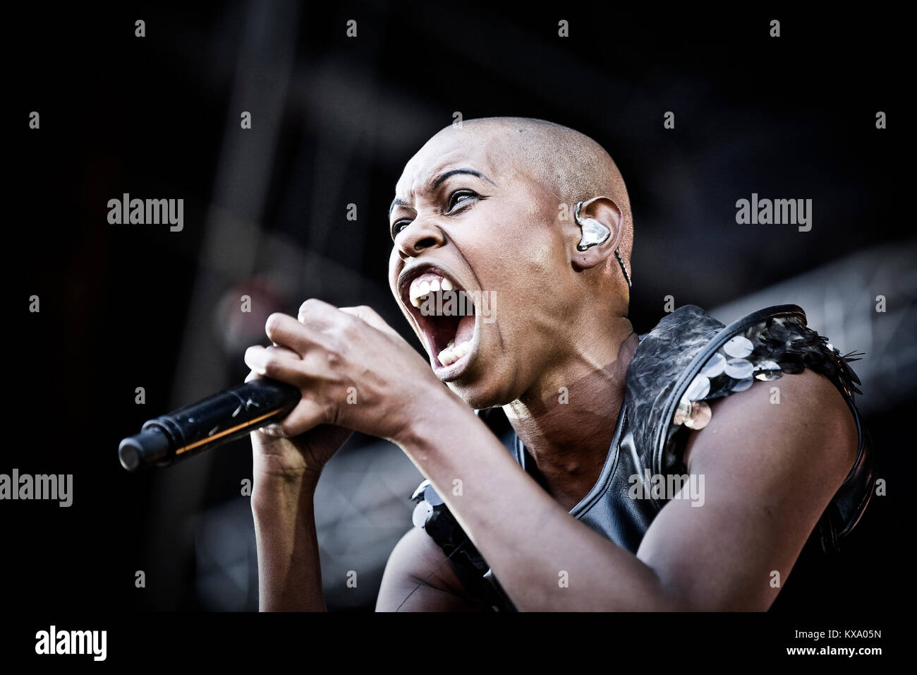 Die britische Rockband Skunk Anansie ist hier dargestellt, bei einem live Konzert bei "Tiøren" in Kopenhagen. Die Band wird von den charakteristischen Sängerin Deborah Anne Dyer, besser ist, von ihr name Haut kennen. Dänemark 02/10 2010. Stockfoto