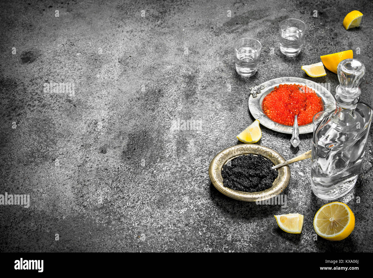 Roter und schwarzer Kaviar mit Wodka. Auf rustikalen Hintergrund. Stockfoto