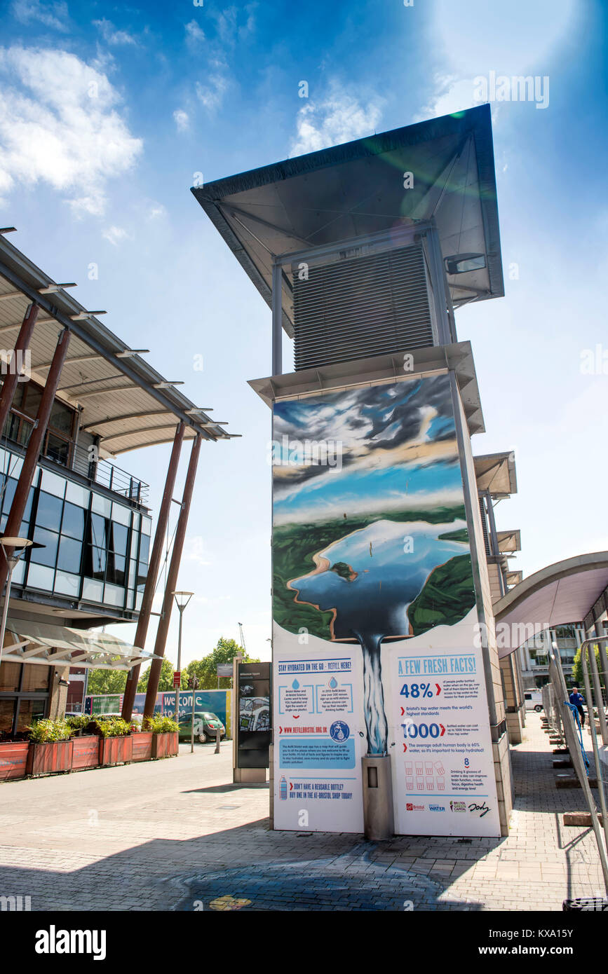 "Die Stadt auf das Meer", eine Kampagne Bristol zu befreien aus Kunststoff Flasche Abfall - eine Flasche Wasser nachfüllen Station in Millennium Square Stockfoto