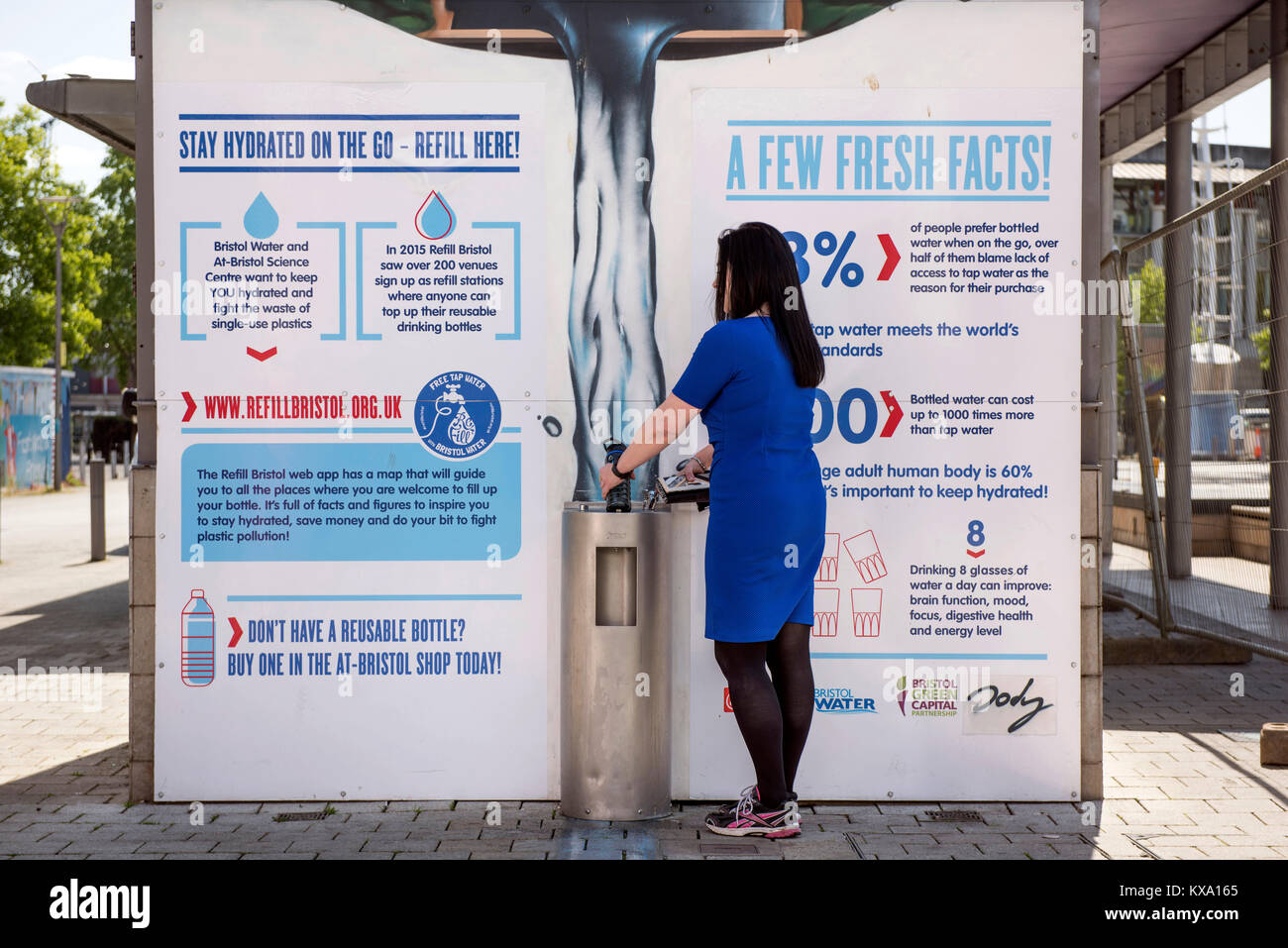 "Die Stadt auf das Meer", eine Kampagne Bristol zu befreien aus Kunststoff Flasche Abfall - eine Flasche Wasser nachfüllen Station in Millennium Square Stockfoto
