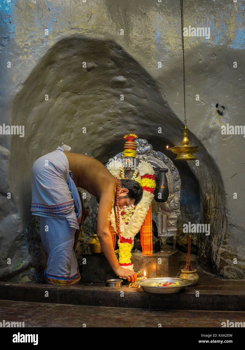 Ein Hindu devotee ist ein Angebot an die Hanuman, einem beliebten Gottheit im Hinduismus, an der Batu Höhlen in Gombak, Selangor, Malaysia. Stockfoto