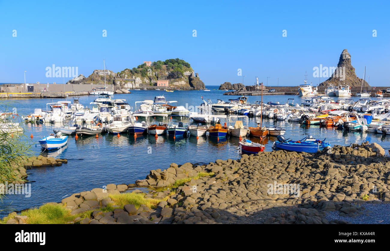 Der kleine Hafen von Aci Trezza, Catania, Sizilien, Italien Stockfoto