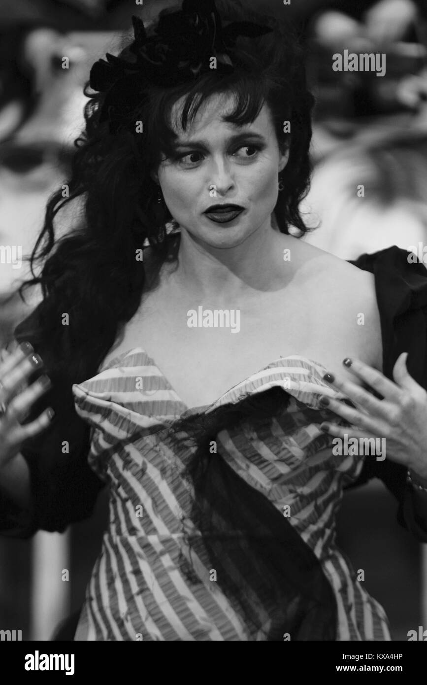 LONDON - 19 Mai, 2012: Helena Bonham Carter (Bild digital geändert werden monochrom) besucht die dunklen Schatten - UK Film Premiere auf der das Empire, Leicester Square. Stockfoto