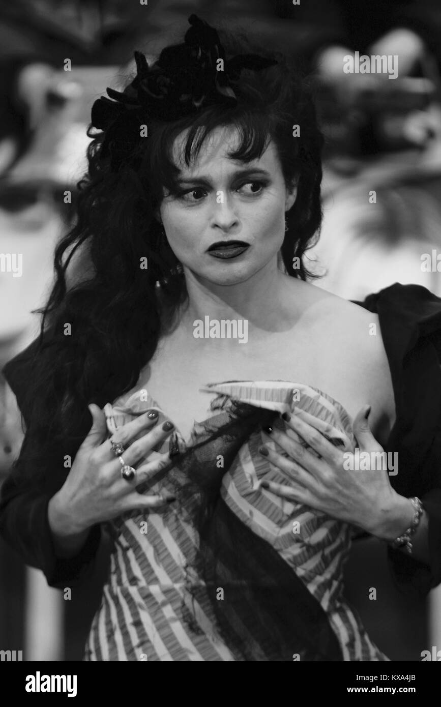 LONDON - 19 Mai, 2012: Helena Bonham Carter (Bild digital geändert werden monochrom) besucht die dunklen Schatten - UK Film Premiere auf der das Empire, Leicester Square. Stockfoto