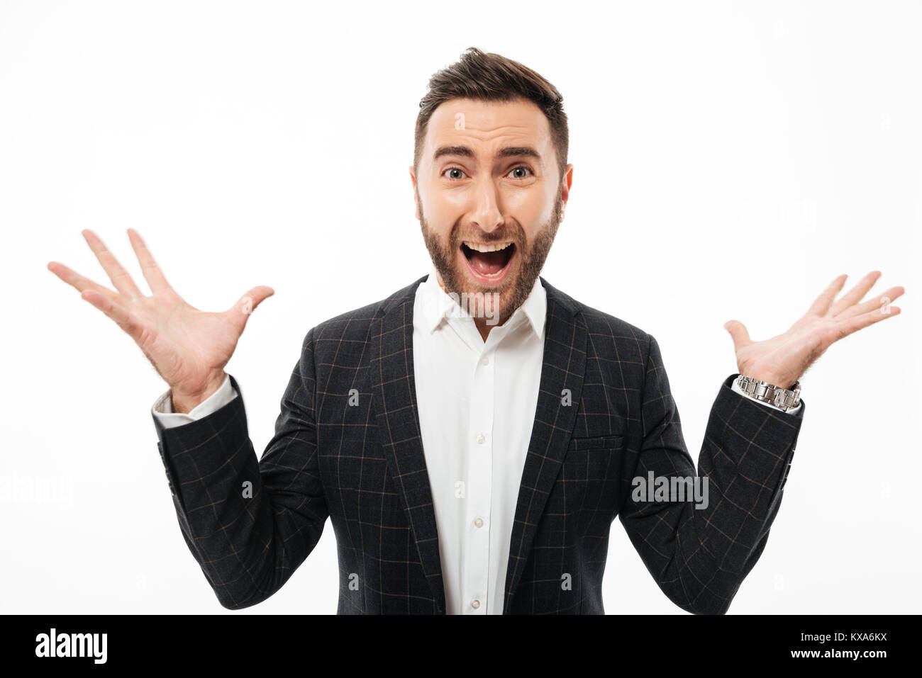 Close up Portrait von einem verrückten jungen bärtigen Mann an Kamera und schreien auf weißem Hintergrund suchen Stockfoto