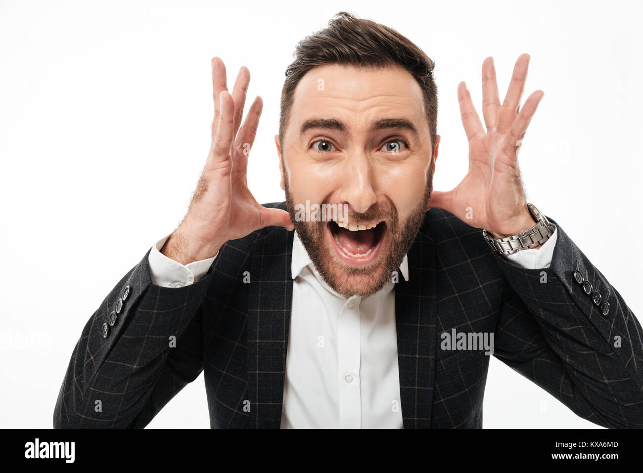 Nahaufnahme, Porträt eines verrückten jungen bärtigen Mann an Kamera und schreien auf weißem Hintergrund suchen Stockfoto