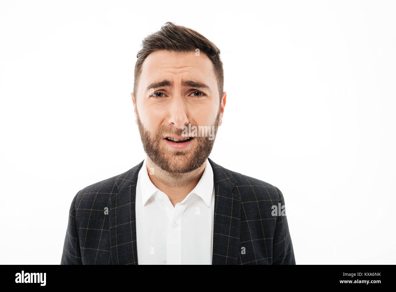 Close up Portrait eines wütenden jungen bärtigen Mann an Kamera und schreien auf weißem Hintergrund suchen Stockfoto