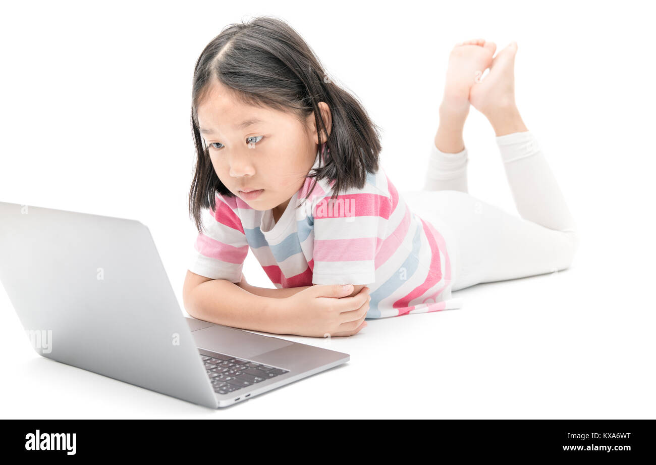 Kleines Mädchen schauen Sie bei Monitor Laptop auf weißem Hintergrund, Computer Vision Syndrom problem Konzept Stockfoto