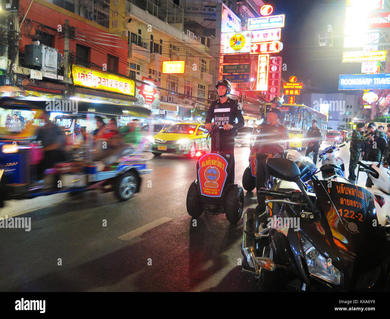 Thailändische Polizei Patrouille Bangkoks Chinatown auf Segways Street Food zu bändigen Stockfoto