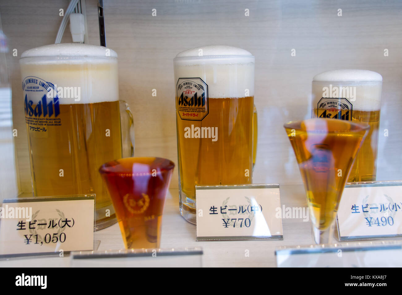 JAPAN, Tokio, 29.Juni 2017, Imitation Glas voller Bier in einem Shop. Bier Asahi im Schaufenster im Restaurant, Tokyo. Stockfoto