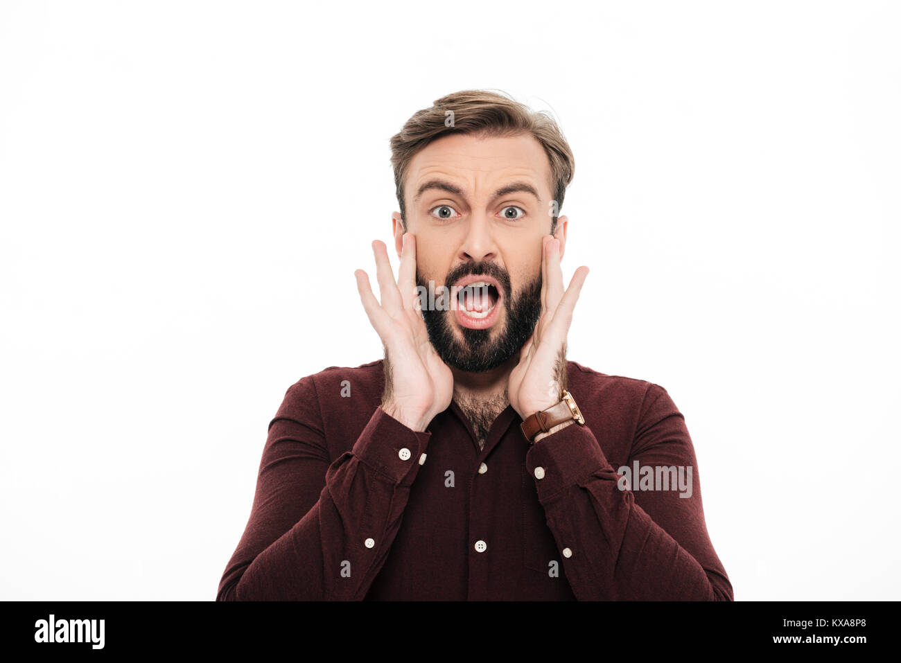 Nahaufnahme, Porträt einer beiläufigen junger bärtiger Mann an Kamera und schreien auf weißem Hintergrund suchen Stockfoto