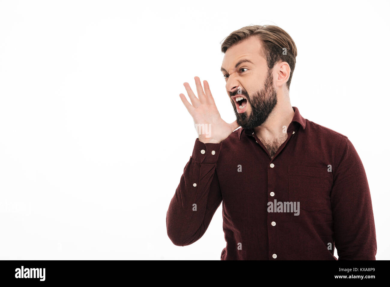 Nahaufnahme, Porträt eines wütenden jungen bärtigen Mann an und das Schreien auf weißem Hintergrund Stockfoto