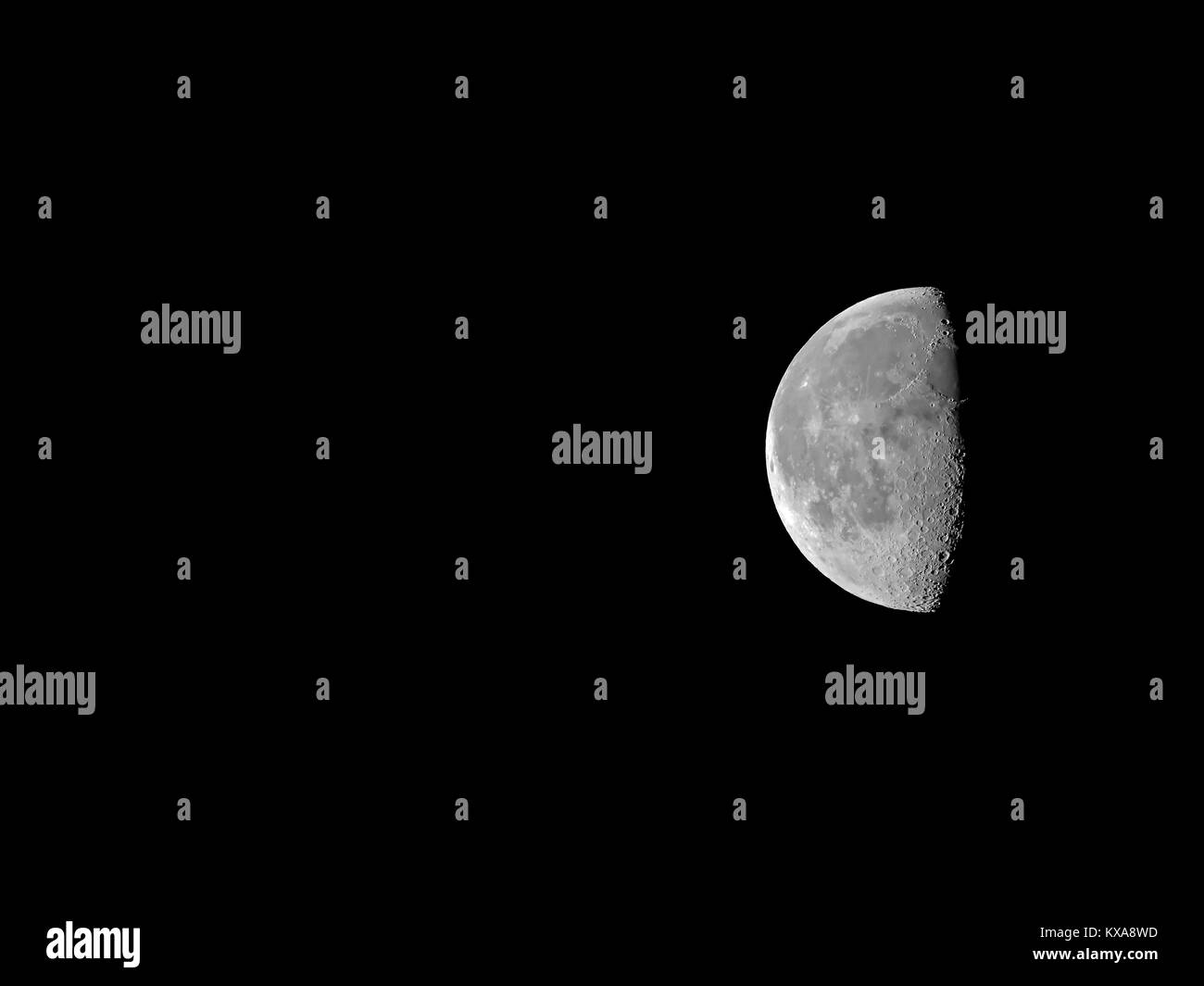 Half Moon und Krater details mit dunklen Raum links Stockfoto