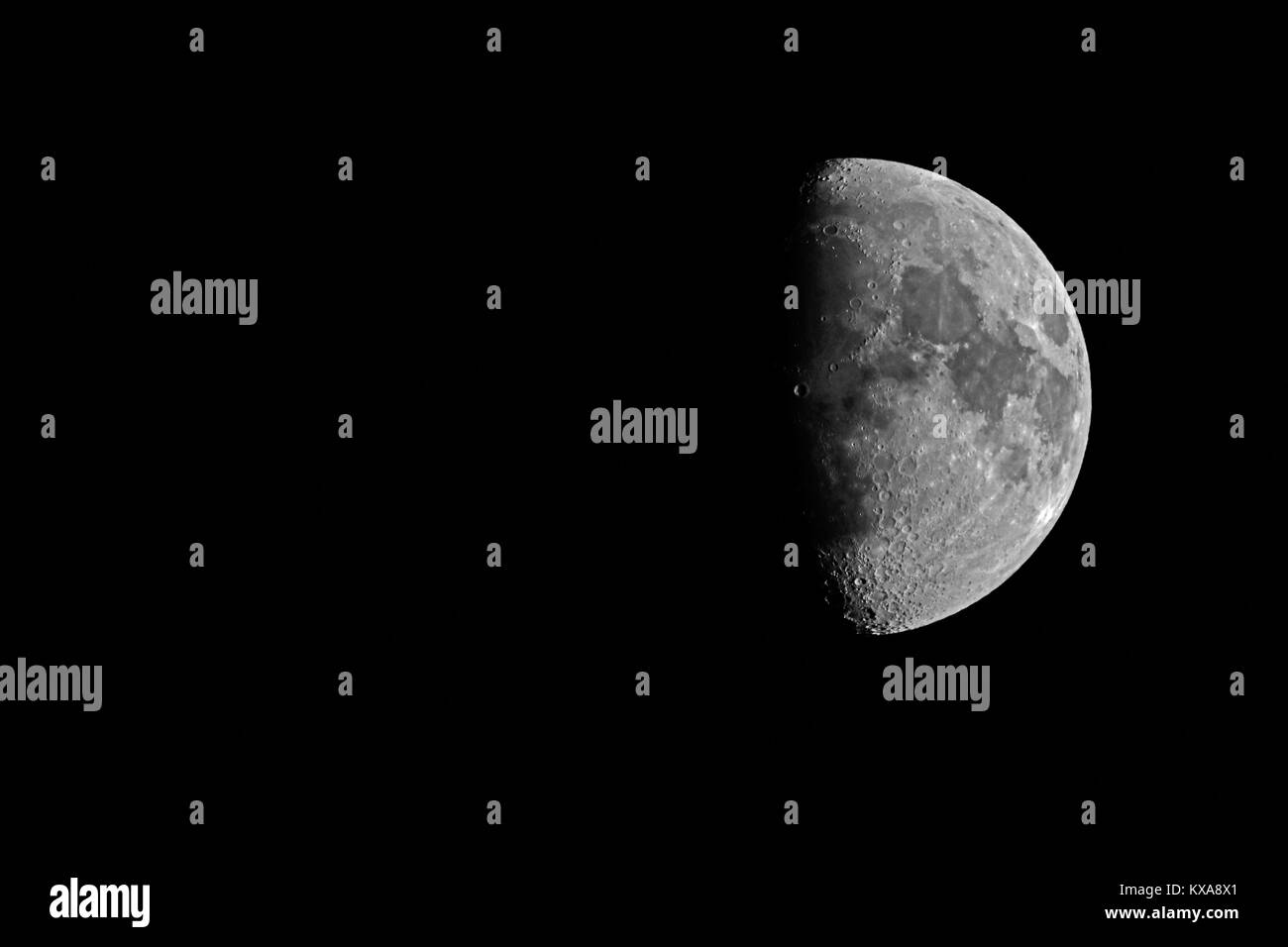 Half Moon und Krater details mit dunklen Raum links Stockfoto