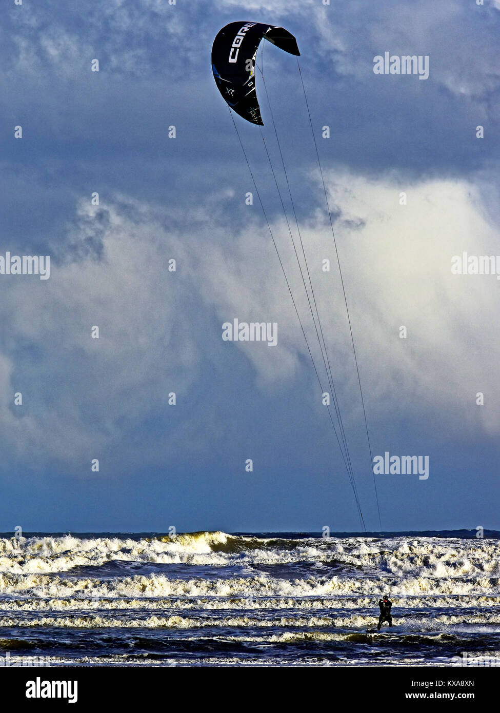 Kitesurfen mit östlicher Gale aus Tynemouth langen Sande Stockfoto