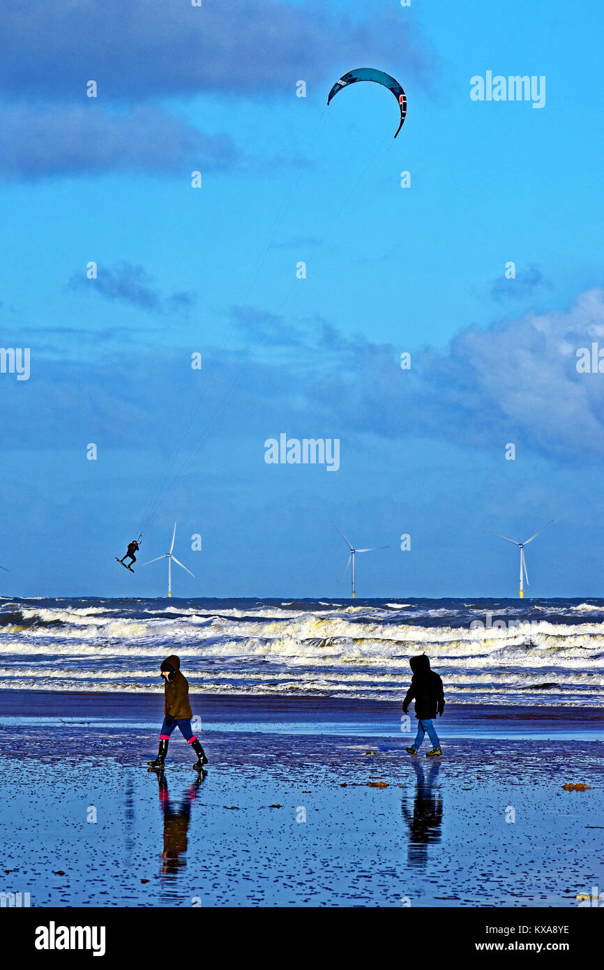 Aufregung am Strand Kitesurfen mit östlicher Gale aus Tynemouth langen Sande Stockfoto