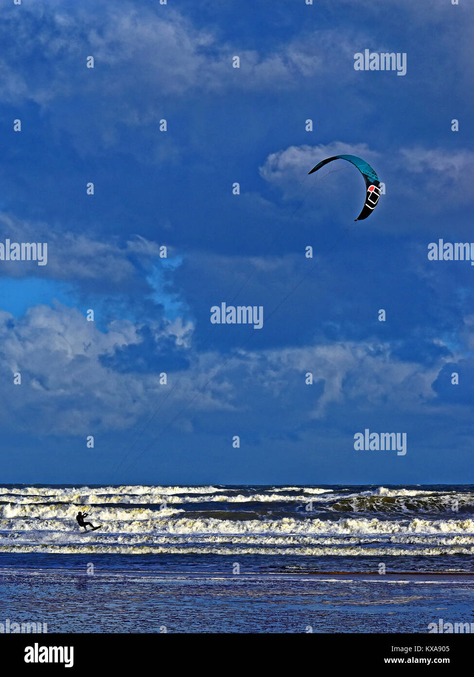 Kitesurfen mit östlicher Gale aus Tynemouth langen Sande Stockfoto