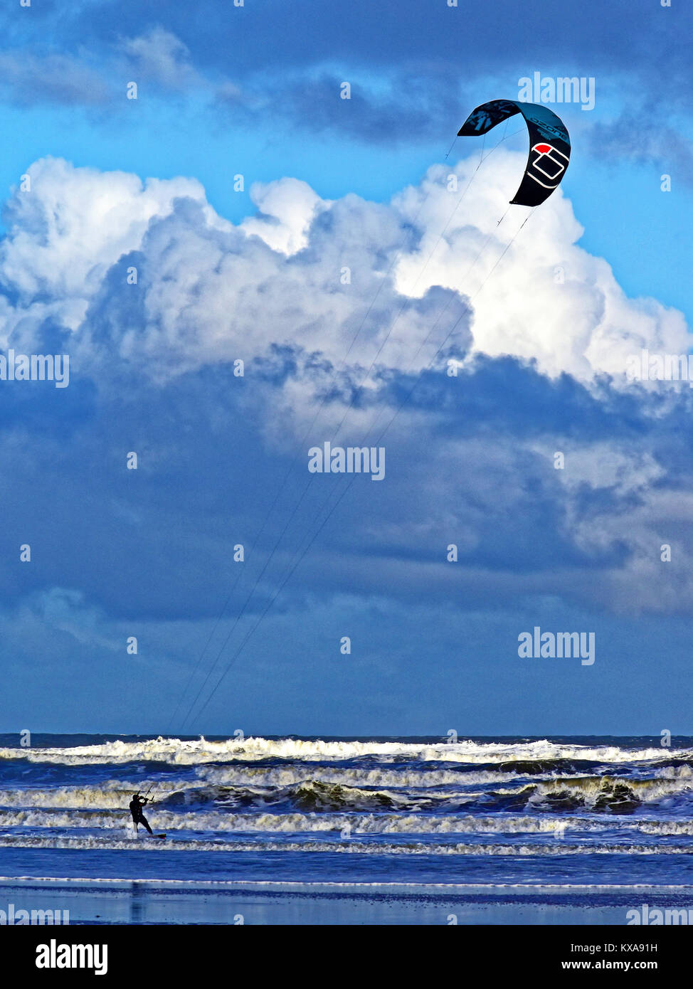 Kitesurfen mit östlicher Gale aus Tynemouth langen Sande Stockfoto