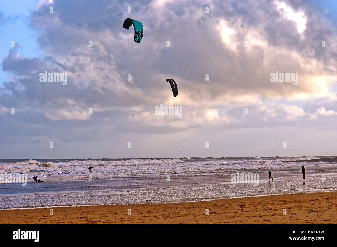 Aufregung am Strand Kitesurfen mit östlicher Gale aus Tynemouth langen Sande Stockfoto