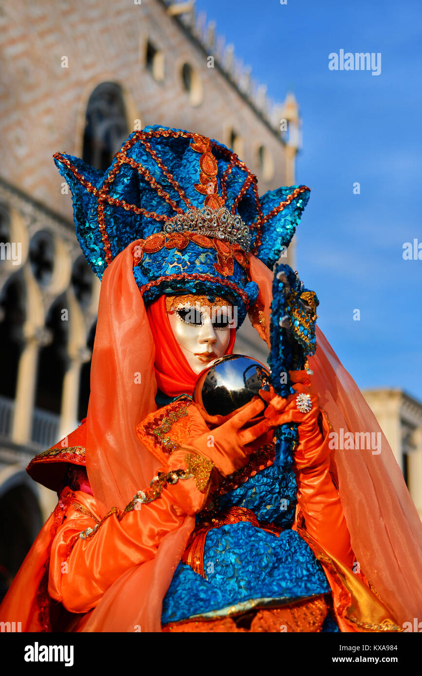 Karneval in Venedig Maske mit Mirror Ball und Dogenpalast im Hintergrund Stockfoto