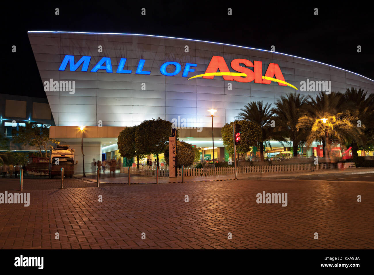 MANILA, Philippinen - 23. Februar: SM Mall of Asia (MOA) ist die 2. größte Mall in den Philippinen am 23. Februar 2013 in Manila, Philippinen. Es hat Stockfoto