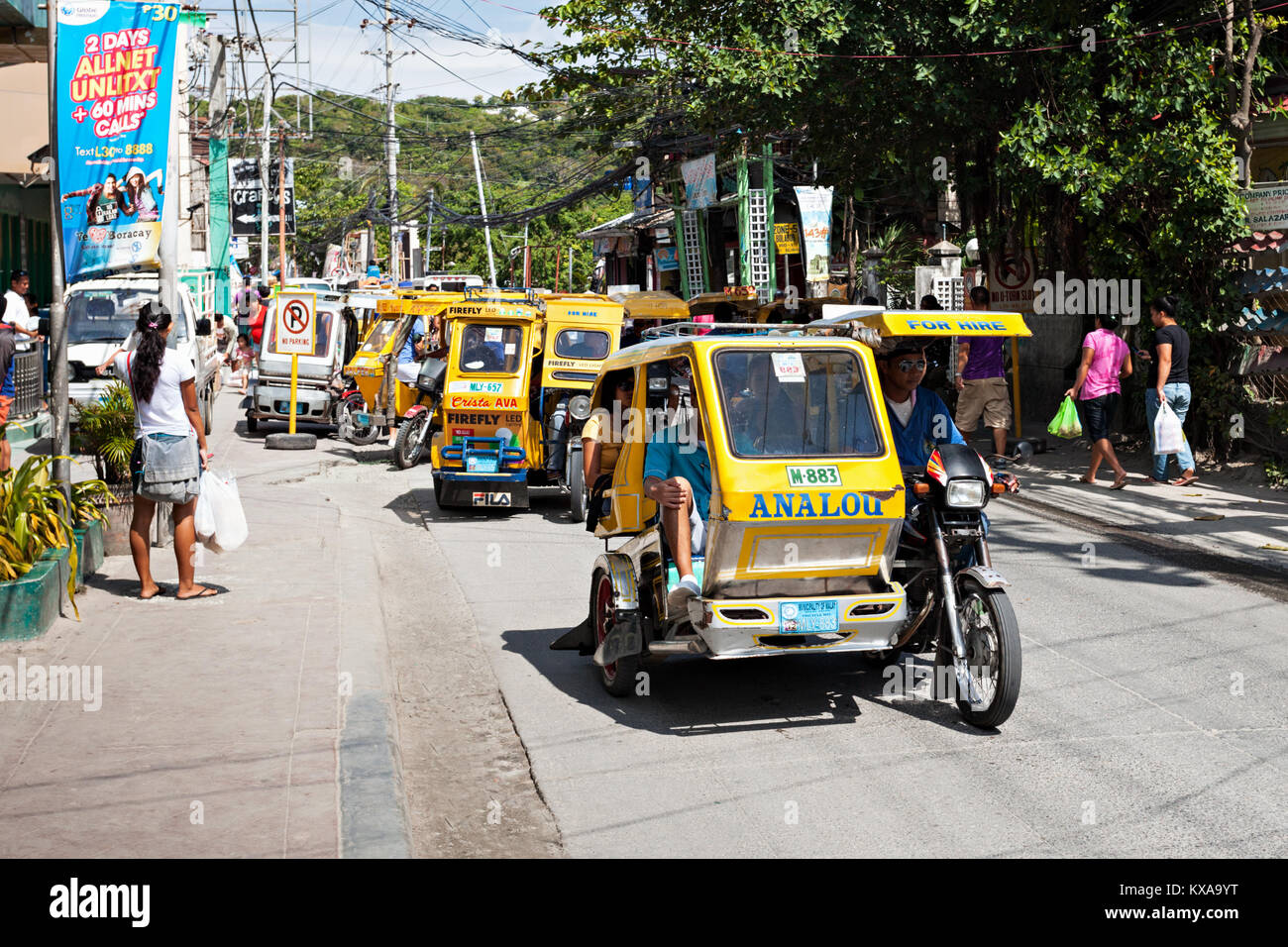 BORACAY, Philippinen - MÄRZ 04: Auf der Straße Dreirad, März 04, 2013, Boracay, Philippinen. Motorisierte Dreiräder sind ein häufig bedeutet, dass der Fluggast tra Stockfoto