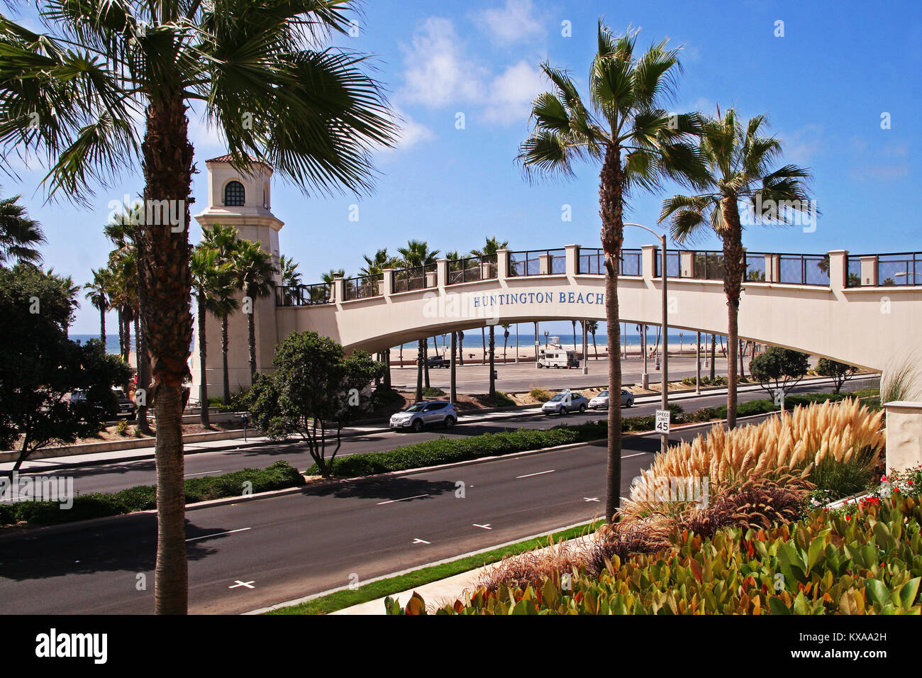 Huntington Beach Fußgängerbrücke von Hyatt Hotel über Pacific Coast Highway, Huntington Beach CA Stockfoto
