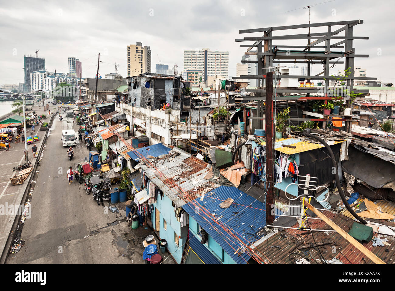 MANILA, Philippinen - 18. März: Slum Region am März 18, 2013, Manila, Philippinen. Manila ist die Hauptstadt der Philippinen mit sehr starke Kontraste im Sta Stockfoto