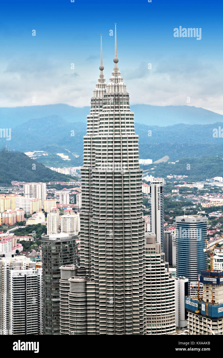 KUALA LUMPUR, Malaysia - 18 Dezember: Petronas Twin Towers Panorama am Morgen am 18. Dezember in Kuala Lumpur, Malaysia 2010. Petronas Twin Towers wir Stockfoto