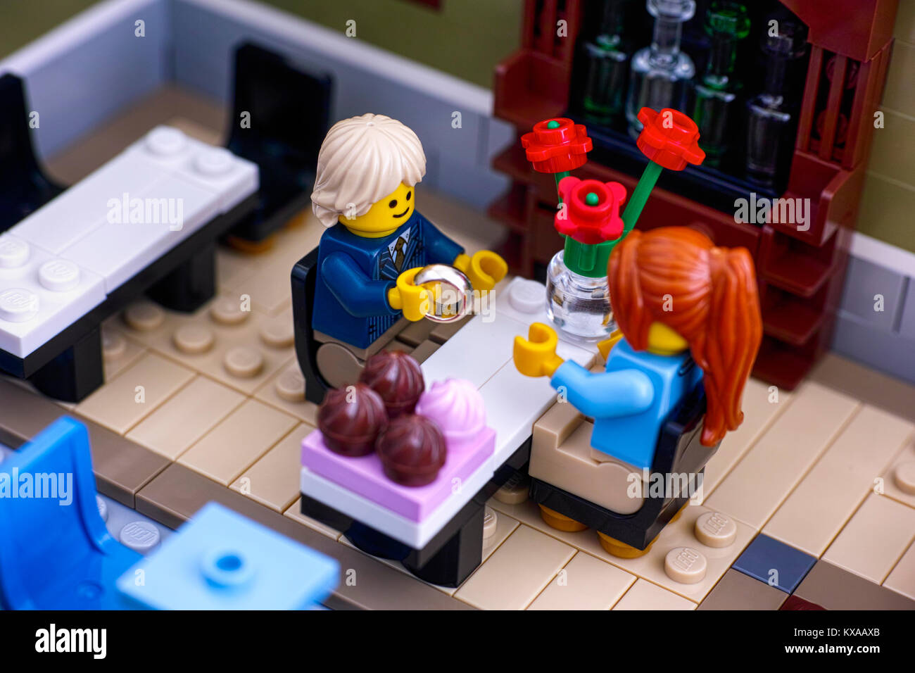 Tambow, Russische Föderation - Januar 04, 2018 Lego Paar im Restaurant. Mann wird fertig, mit dem Ring vorzuschlagen. Studio gedreht. Stockfoto