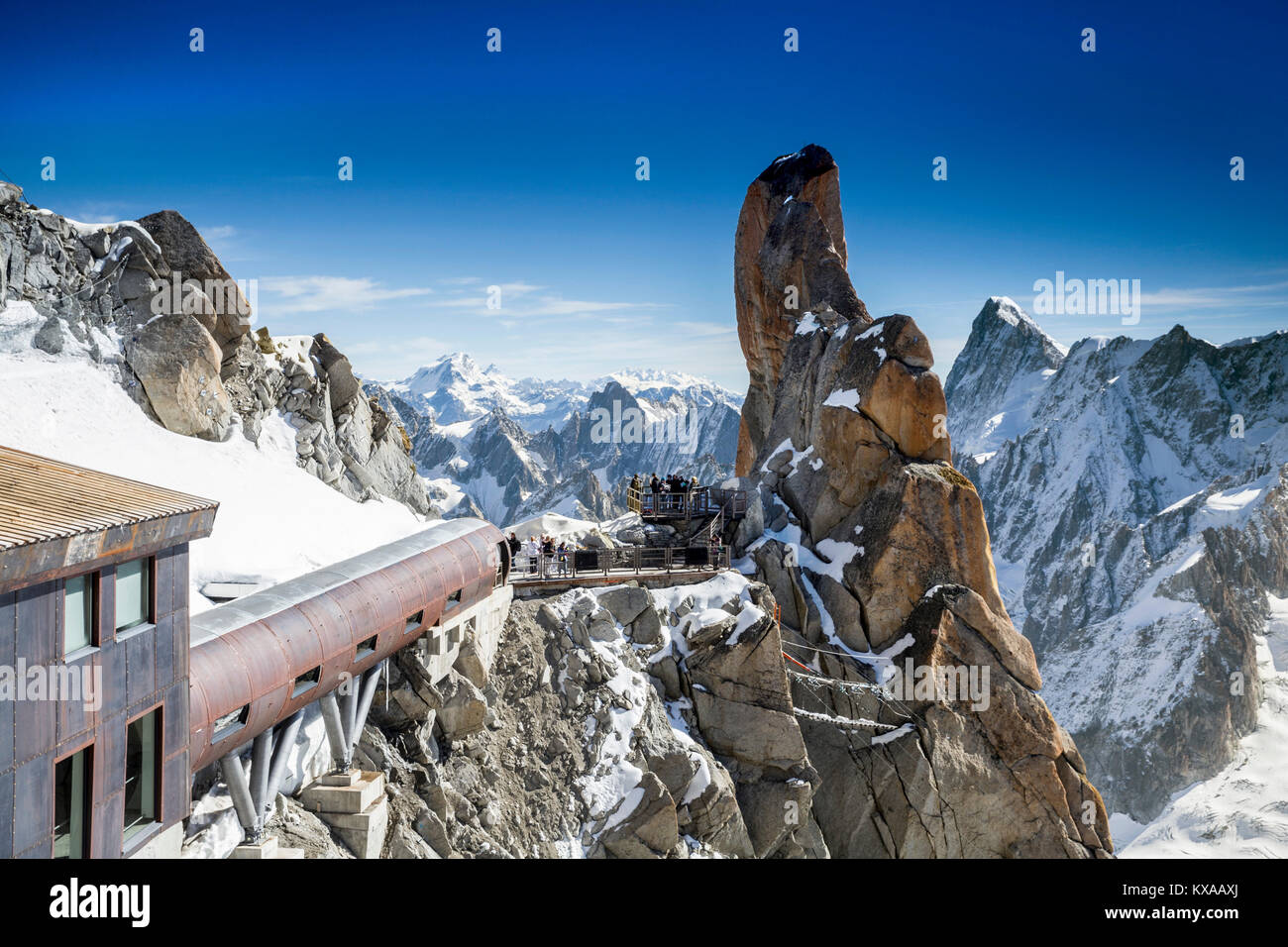 Das neue Rohr, mit Touristen um Aiguille du Midi-Peak in den Französischen Alpen, Chamonix Mont-Blanc, Haute Savoie, Frankreich zu gehen Stockfoto