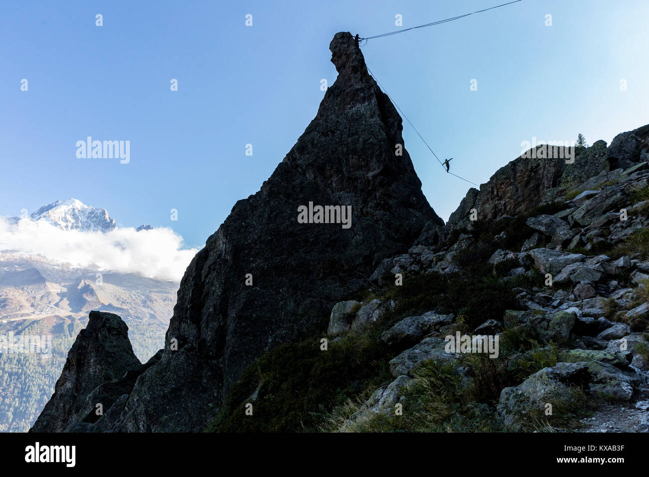 Menschen auf der Slackline auf Aiguille d'Argentiere im Tal von Chamonix, Haute Savoie, Frankreich Stockfoto