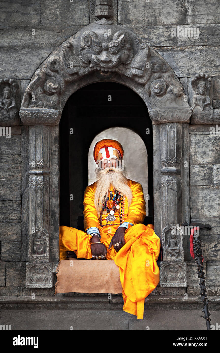 KATHMANDU - 15. April: Sadhu in Pashupatinath Tempel in Kathmandu, Nepal am 15. April 2012. Sadhus sind heilige Männer, die sich entschieden haben, ein asketisches Leben zu leben Stockfoto