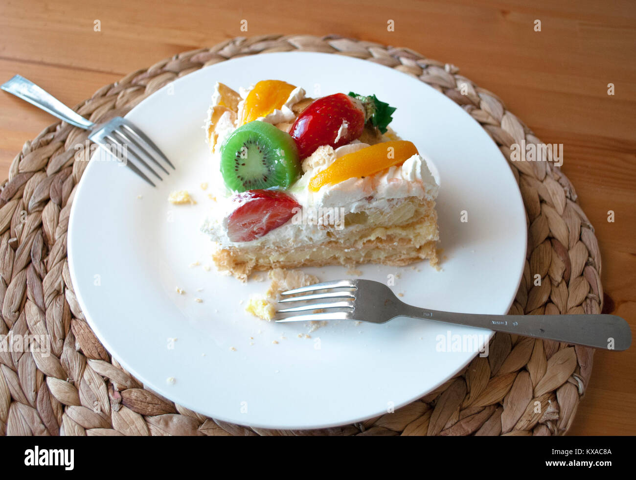 Konzept eines Datums. Stück Kuchen mit Erdbeeren, Pfirsiche und Kiwi. Bunte leckeres Essen. Konzept der Zweisamkeit, Liebe und eine glückliche Ehe. Stockfoto