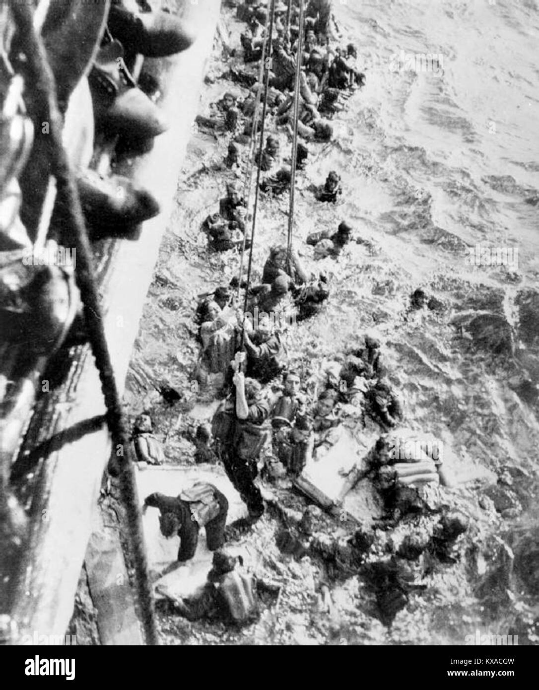 HMS Dorsetshire Abholung Überlebende aus der Bismarck, 27. Mai 1941 Stockfoto