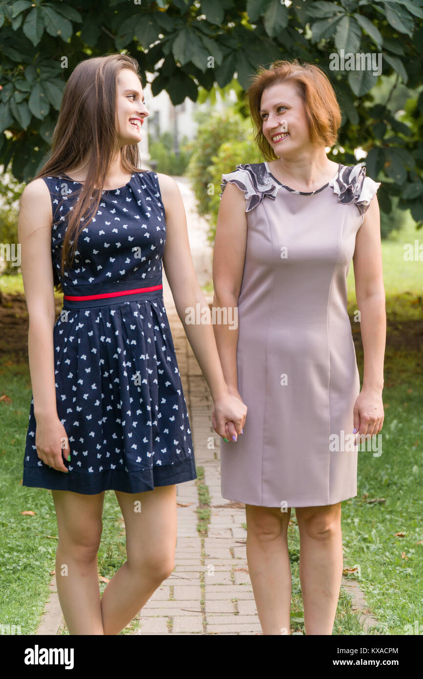 Closeup Portrait von erwachsenen Tochter und Mutter Natur. Hübsche und ihre Mutter sind