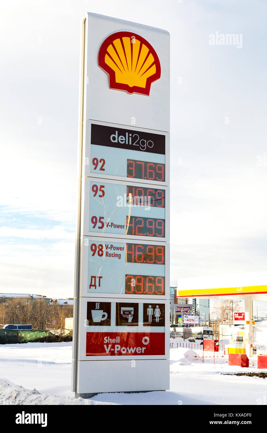 Samara, Russland - Januar 8, 2018: Handbuch Zeichen zeigt an, dass der Preis des Kraftstoffs auf der Tankstelle Shell. Shell ist ein anglo-niederländischen multinationalen Öl- und Stockfoto