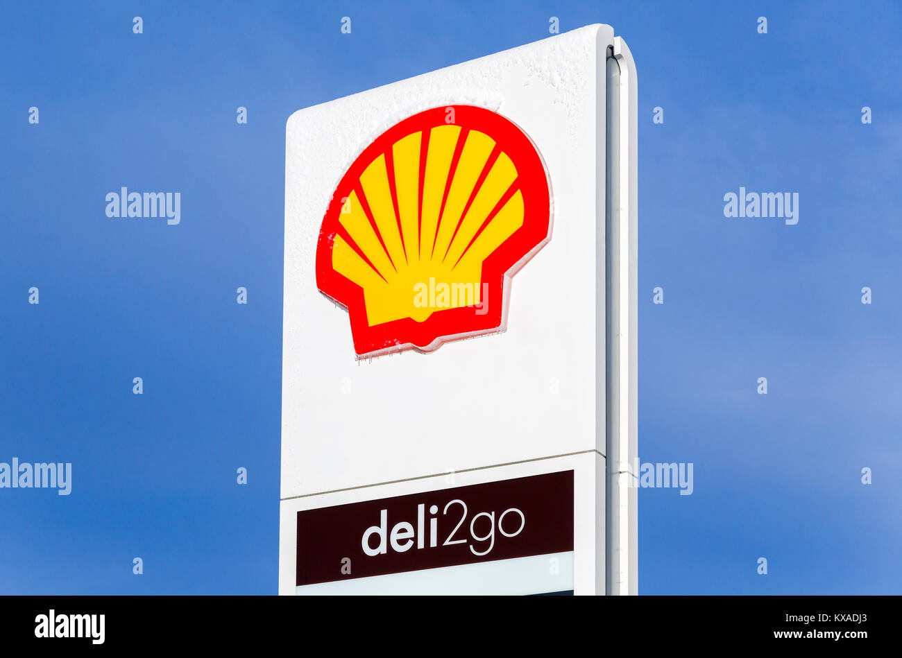 Samara, Russland - Januar 8, 2018: Emblem der Royal Dutch Shell Oil Company gegen den blauen Himmel Stockfoto