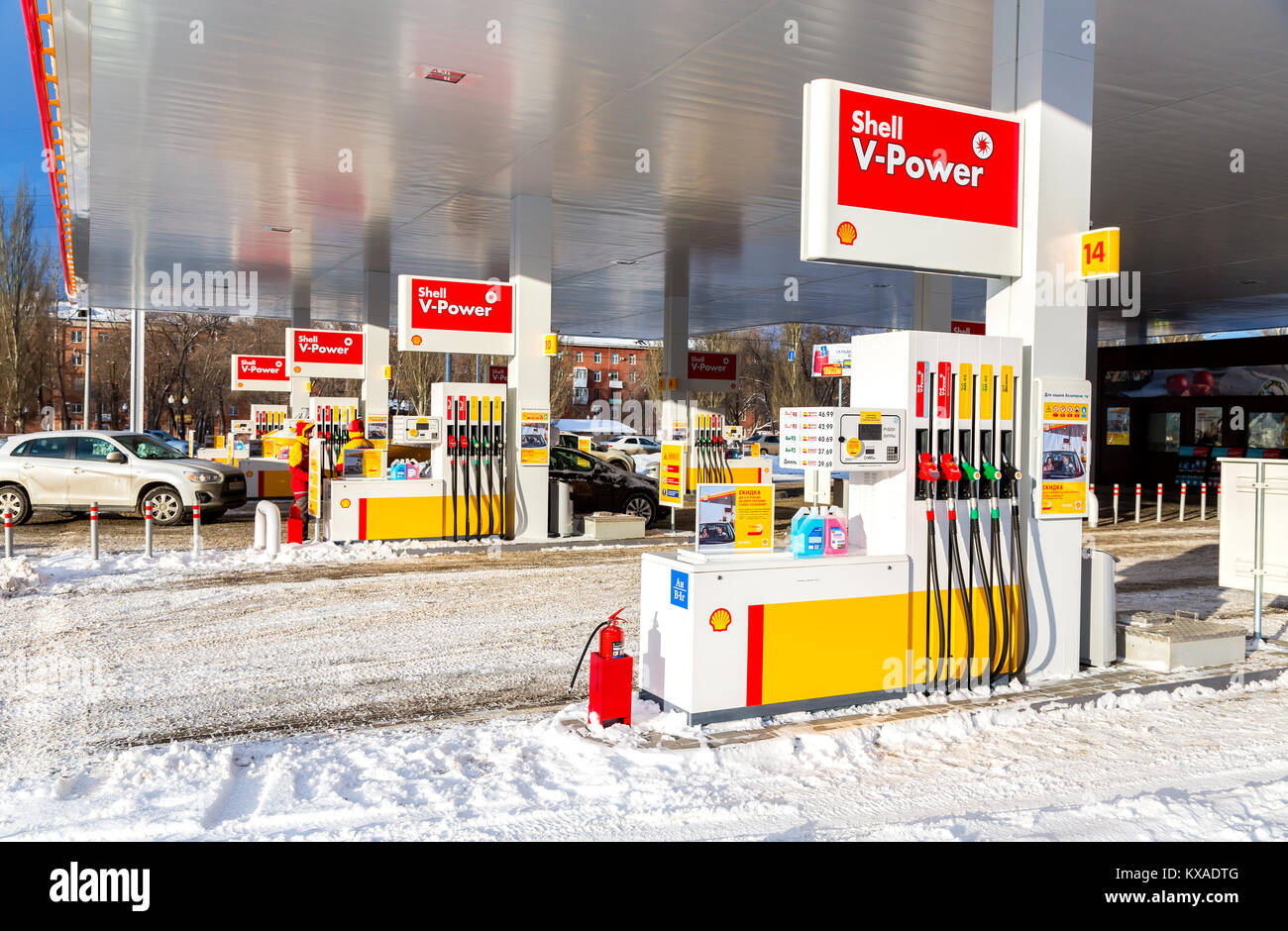 Samara, Russland - Januar 8, 2018: Das Ausfüllen der Spalte mit verschiedenen Brennstoffen an der Tankstelle Shell Stockfoto