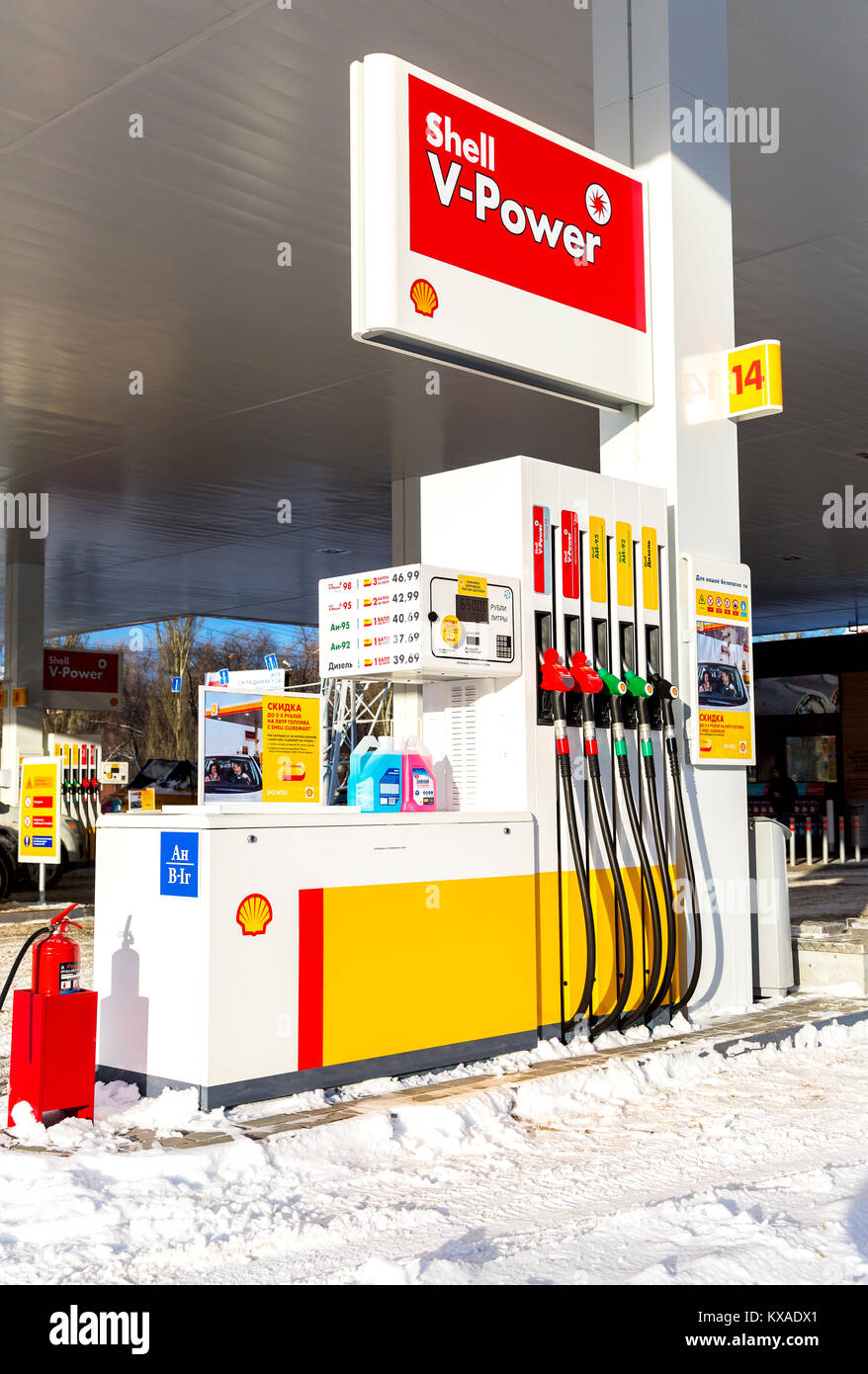 Samara, Russland - Januar 8, 2018: Das Ausfüllen der Spalte mit verschiedenen Brennstoffen an der Tankstelle Shell Stockfoto