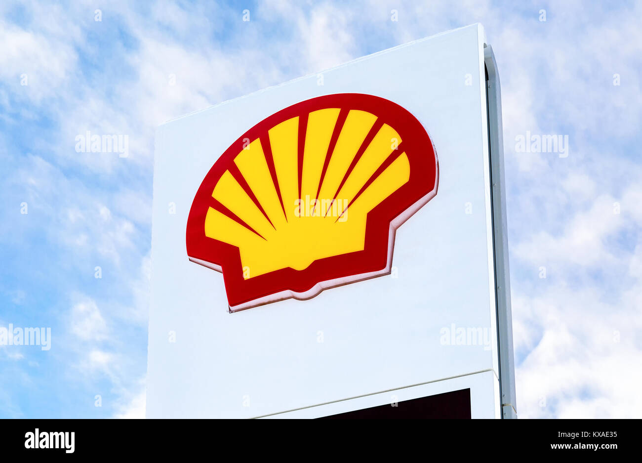 Samara, Russland - Januar 8, 2018: Emblem der Royal Dutch Shell Oil Company gegen den Himmel Stockfoto