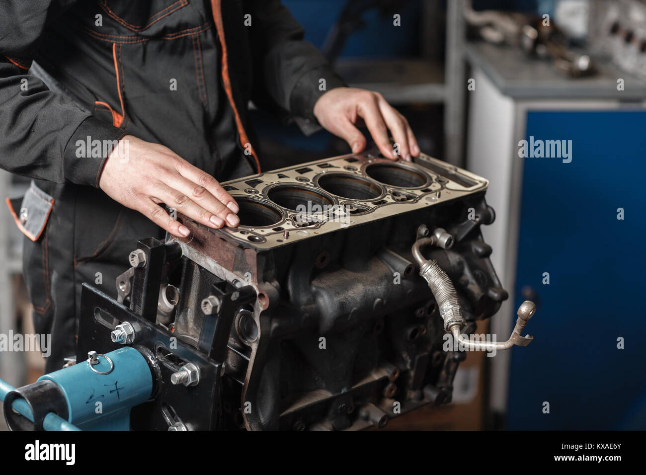 Der Mechaniker Block Motor Fahrzeug Zerlegen Motor Auf Einer Haltevorrichtung Mit Kolben Und Pleuel Der Kraftfahrzeugtechnik In Einer Autowerkstatt Stockfotografie Alamy