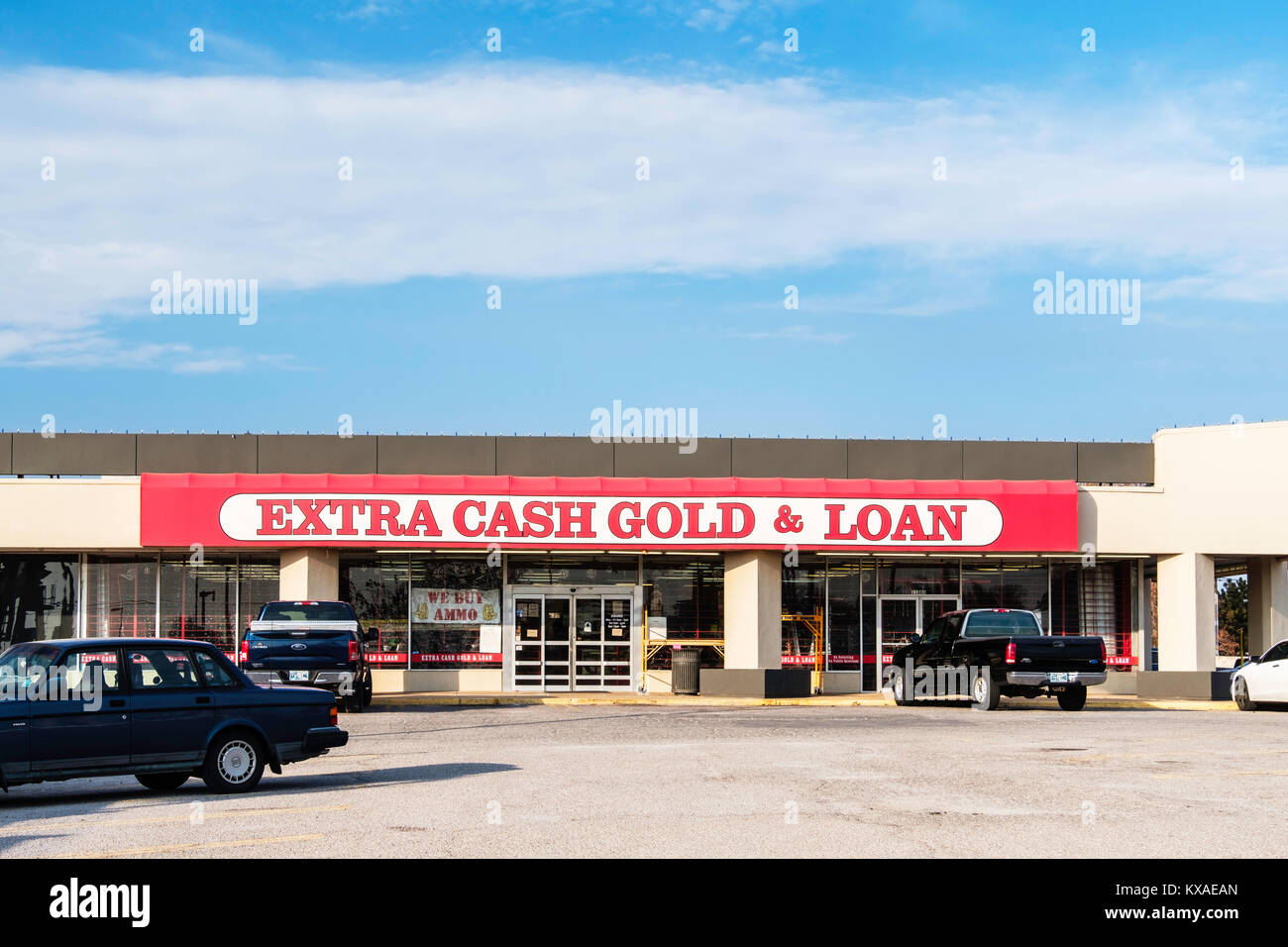 Einer Pfandleihe Werbung extra Geld, Gold und Kredite in einem Einkaufszentrum in Oklahoma City, Oklahoma, USA. Stockfoto