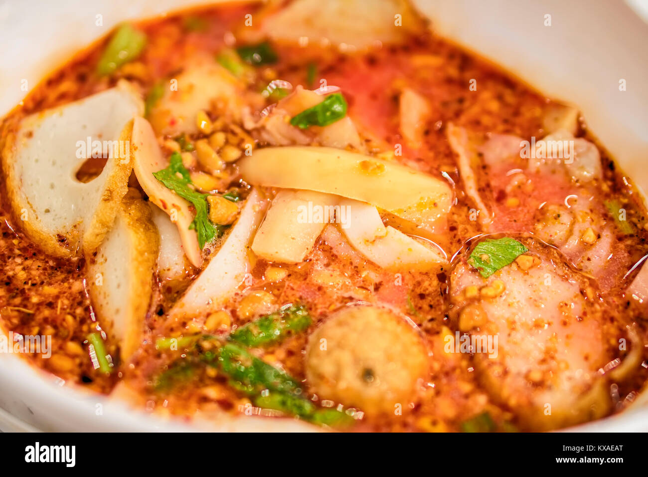 Yen Ta Fo, Thai Nudeln mit Fisch, Meeresfrüchten und Suppe rote Soße auf weiße Schüssel. Stockfoto