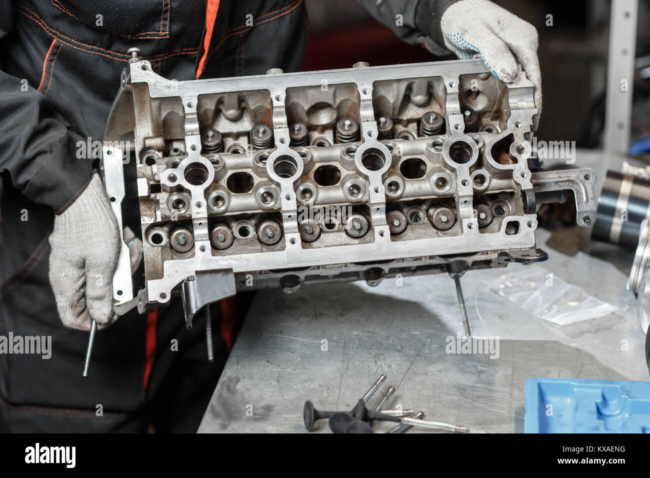 Der Job eines Mechanikers. Motorblock Fahrzeug zerlegen. Motor ...