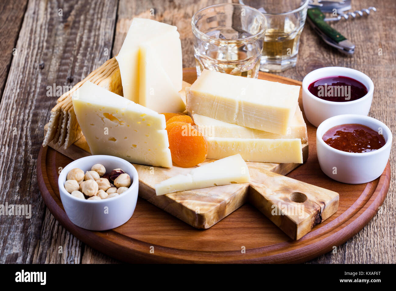 Käse, Konfitüre, Muttern und Wein auf Holz Schneidebrett, köstliche Urlaub Vorspeise Stockfoto
