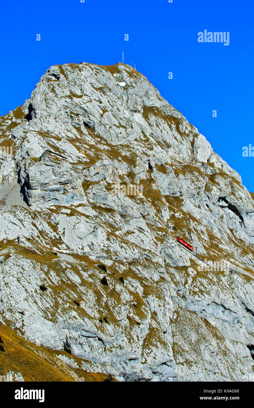 Rote Triebwagen der Pilatus Eisenbahn auf dem steilen Bahnstrecke auf den Pilatus, Alpnachstad, Schweiz Stockfoto