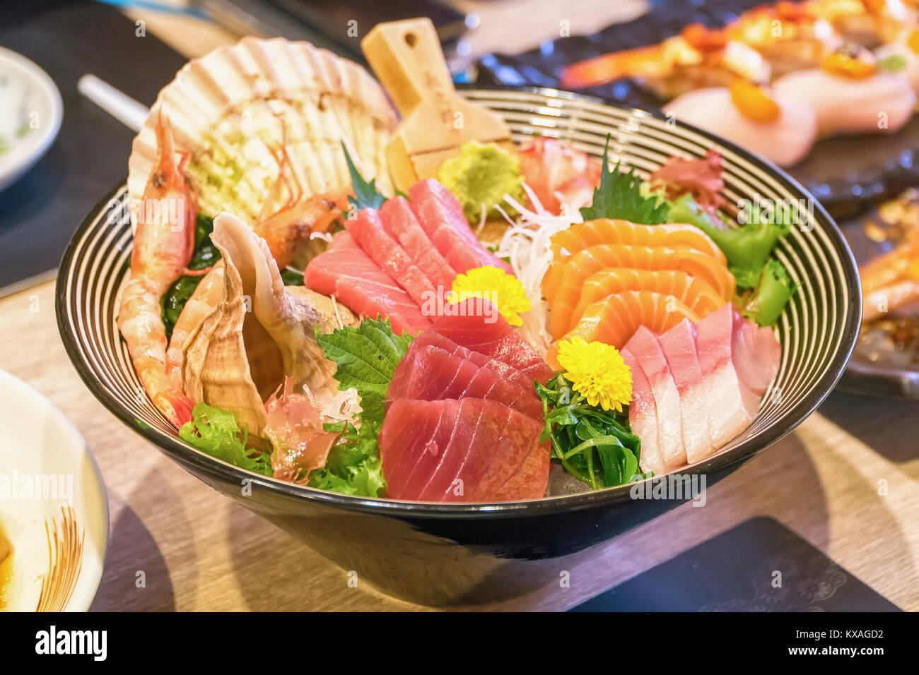 Frischer Lachs und Meeresfrüchte don, Nahaufnahme, Meeresfrüchte Schüssel Set von frischem Lachs Reis mit Wahhabitischen und Sauce, Japans traditionelle Speisen Stockfoto