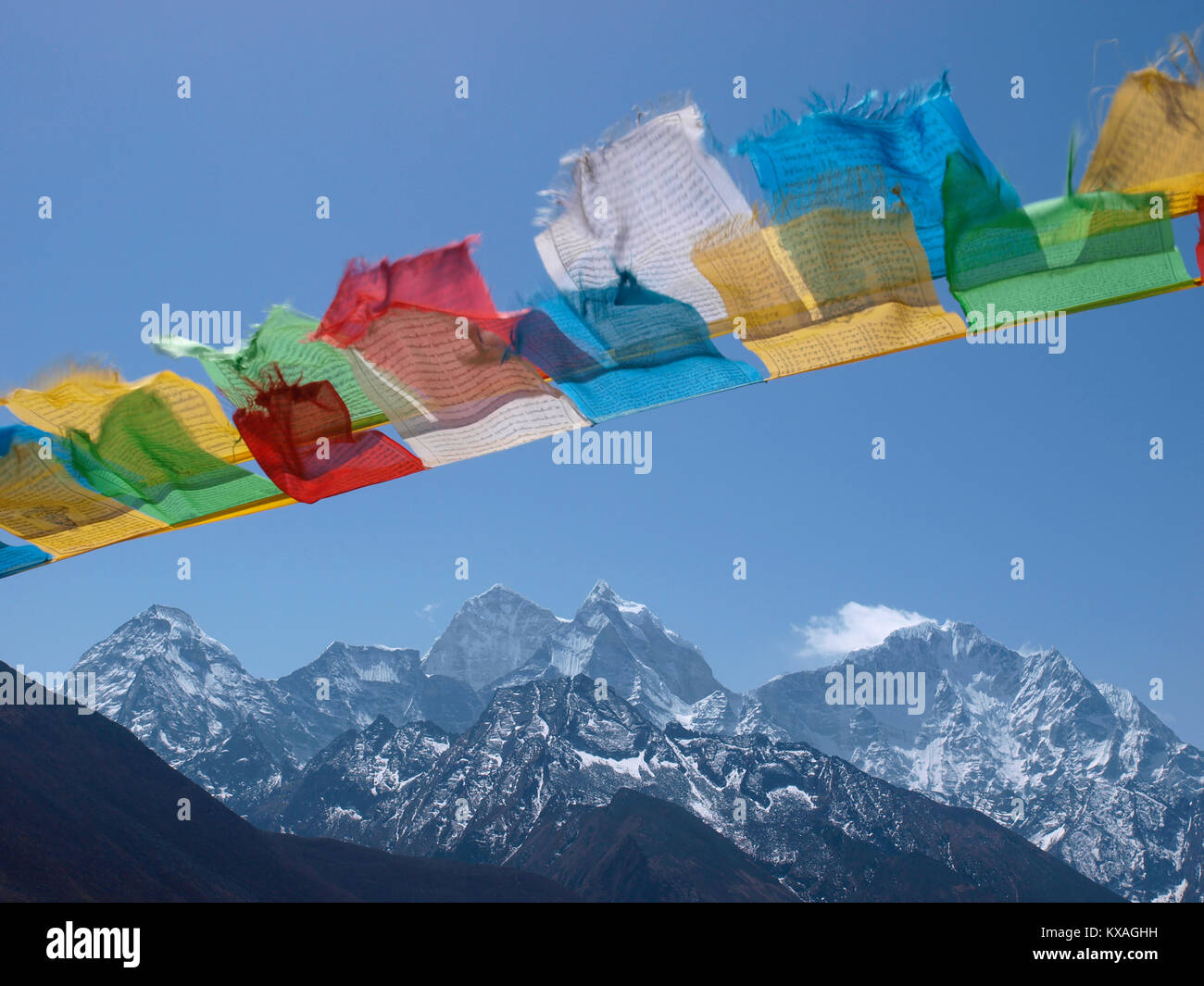 Buddhistische Gebetsfahnen im Wind wehenden Himalayan Gipfeln des Mount Everest Region im Hintergrund, Lukla, Khumbu, Nepal Stockfoto